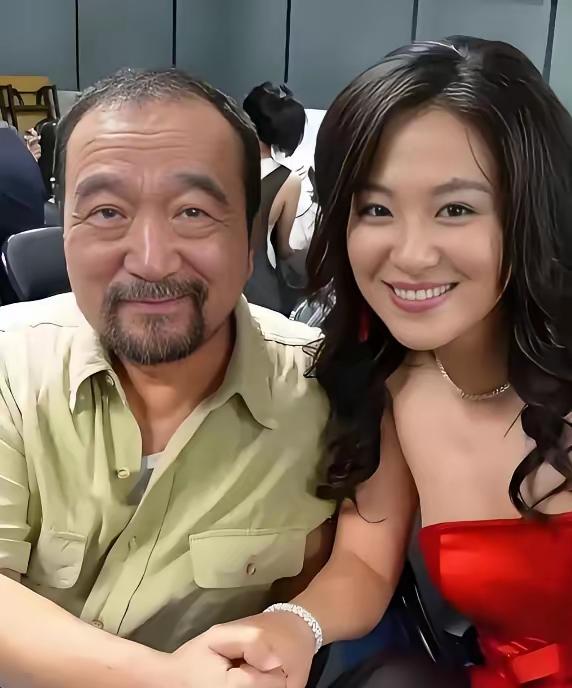 1999年，李保田儿子李彧被人忽悠签了300万的合同，对方说：“只要让你爹来客串