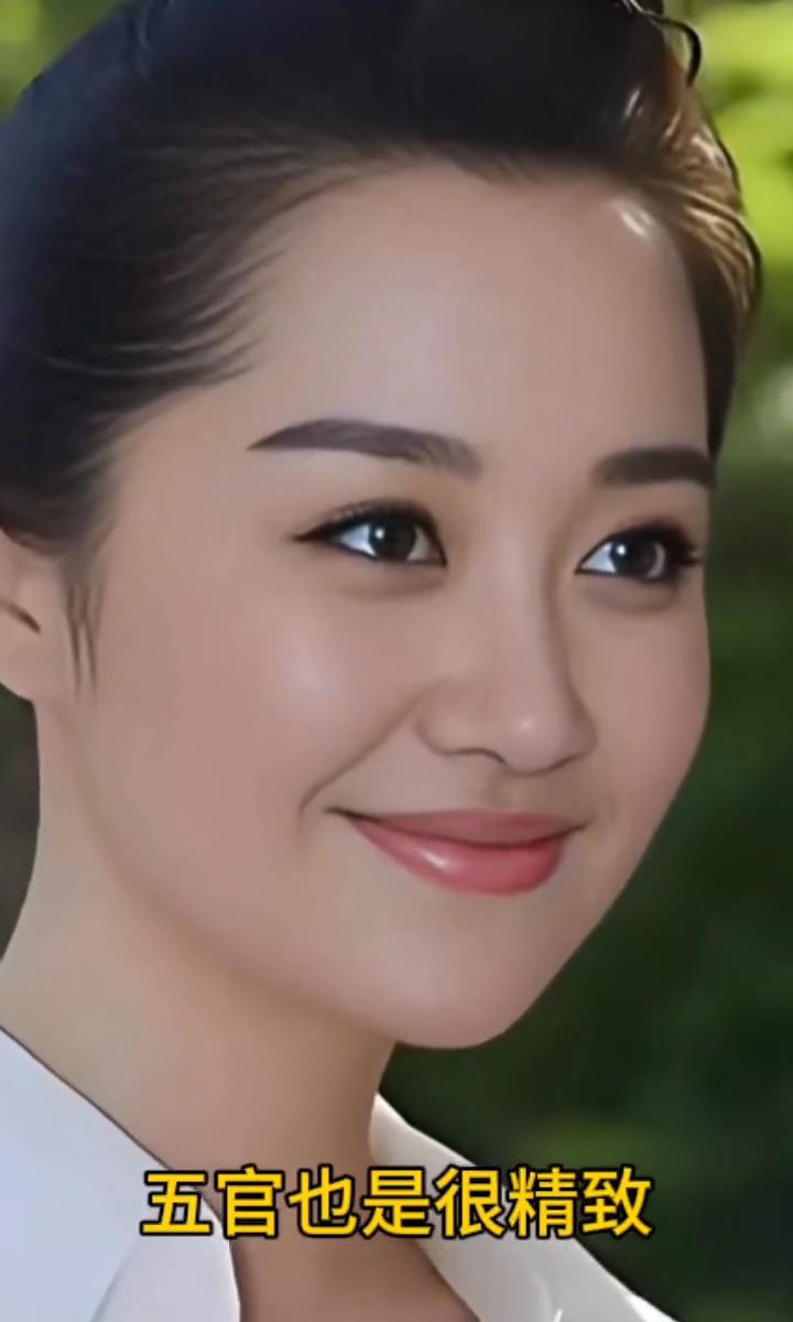 她好美，气质温和，眼睛又大又有神，五官也是很精致，皮肤水嫩。特别是她的小酒窝，笑