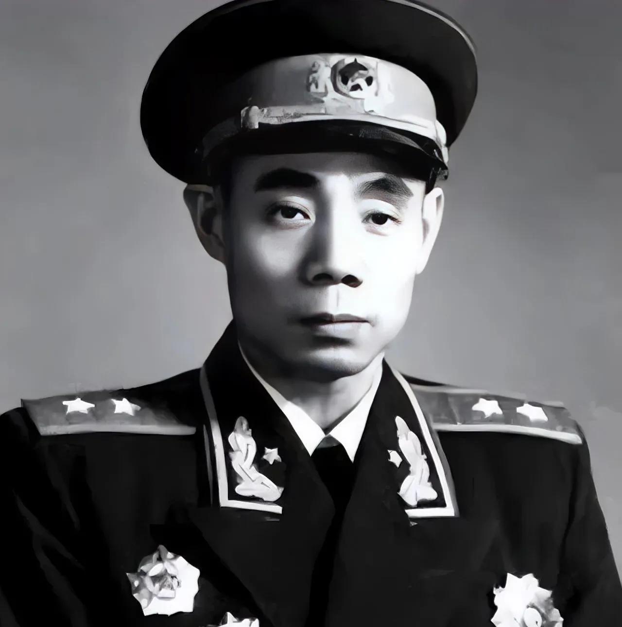 吴文卫是开国中将吴信泉的长孙，他的父亲是吴信泉早年在湖南平江老家，与原配夫人所生