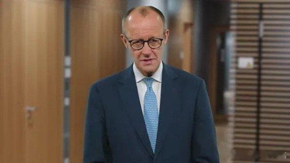 凤凰新闻【德国总理拜年：期待访华】当地时间2月17日，德国总理默茨在社交媒体发帖