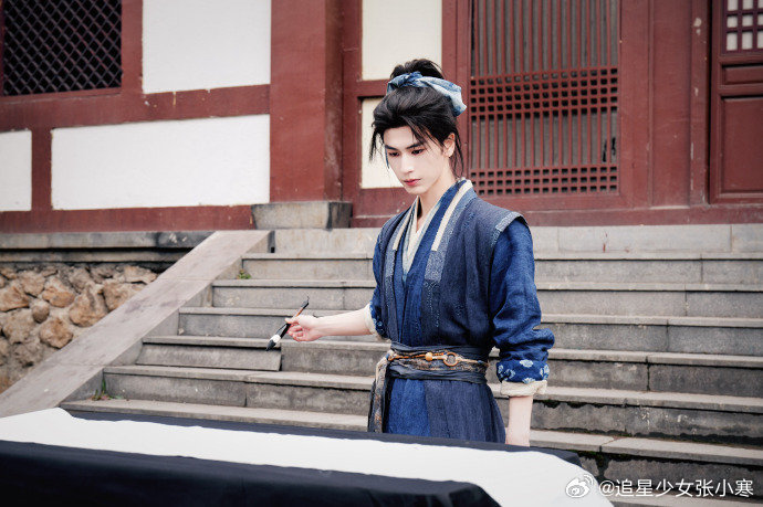 张凌赫的微指 张凌赫微指比逐玉高，谢征厉害张凌赫微指比逐玉高