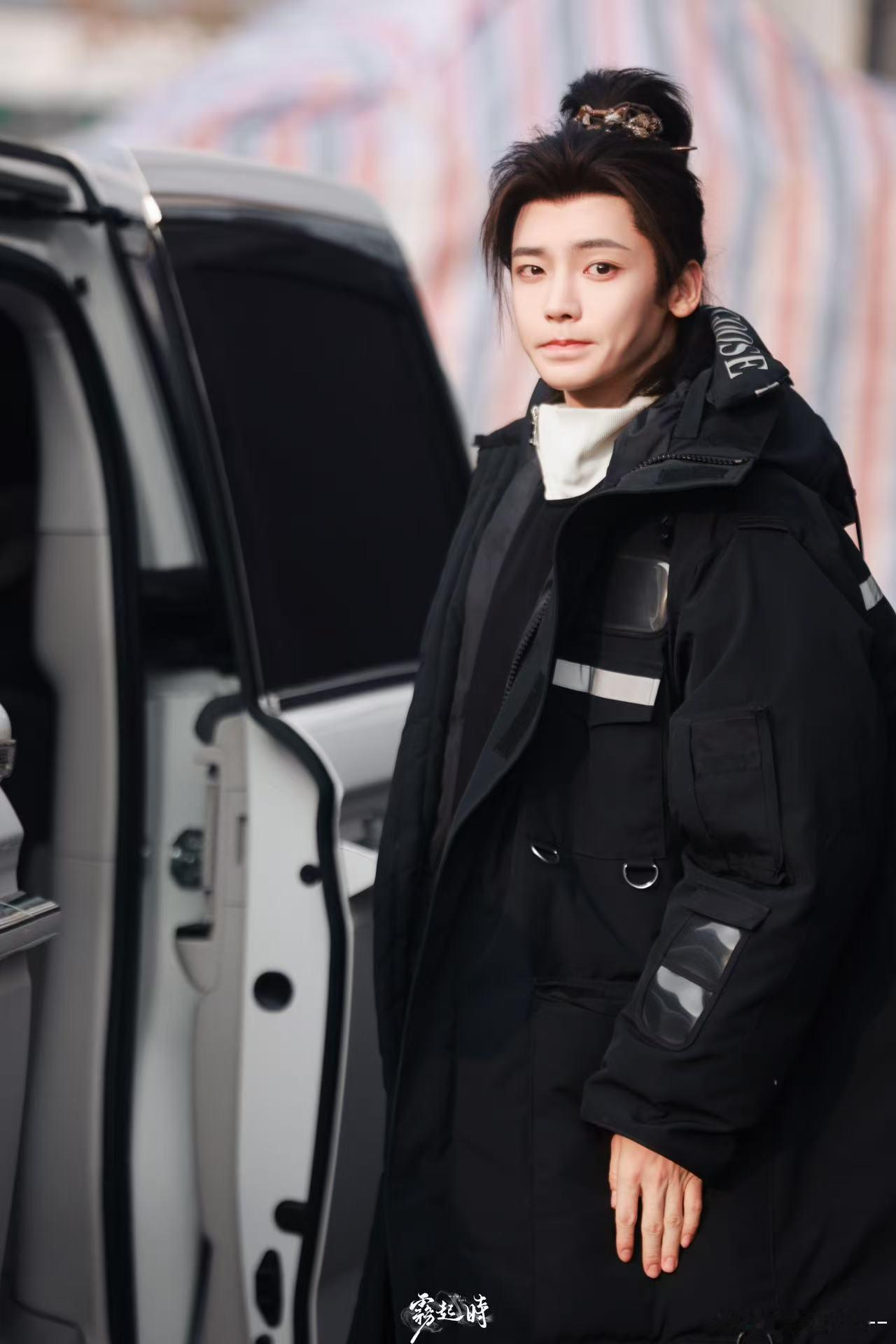 侯明昊屁股被车门夹了 这个事件简直就是一个笑话，侯明昊的反应实在太逗了！生活中总