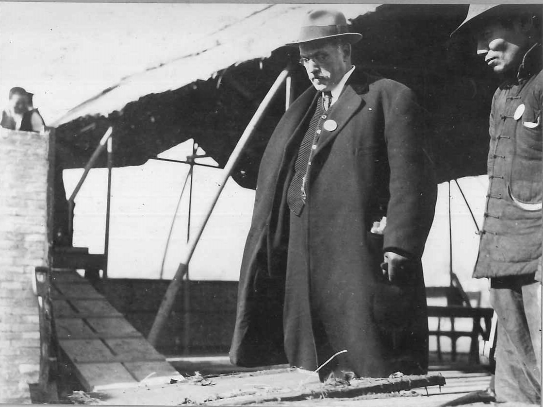 1919，上海，黄浦江畔销毁走私鸦片 