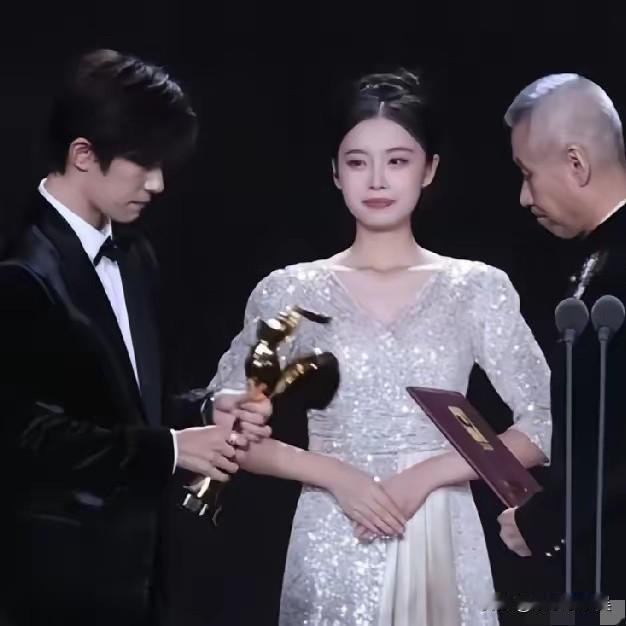 易烊千玺斩获影帝的瞬间，

全网都在为他欢呼，

可台上一个小姑娘却意外刷屏。