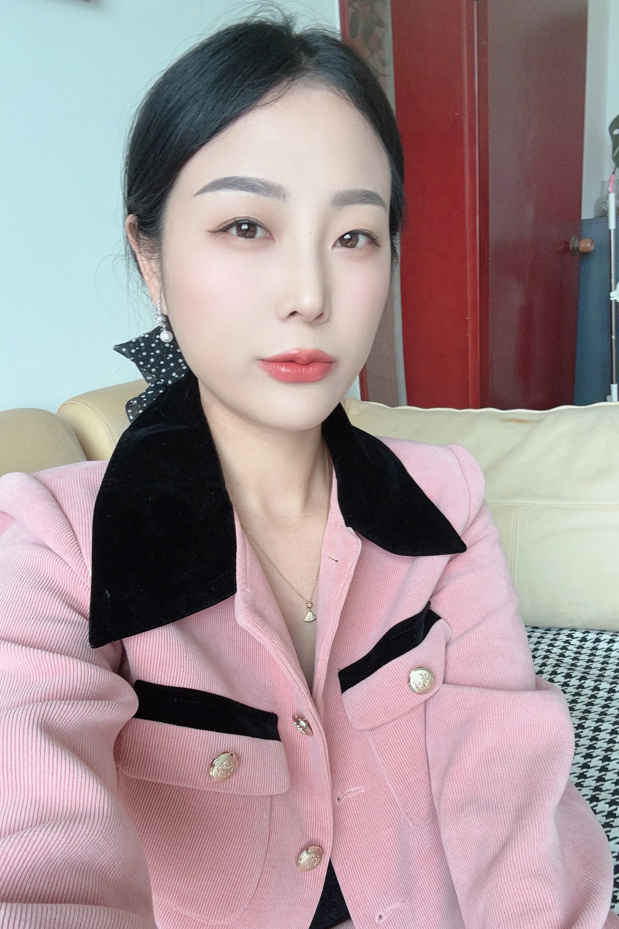 自从当妈后就很少自拍了，总觉得自己妈感很重，昨天去市里开会花了一个小时...