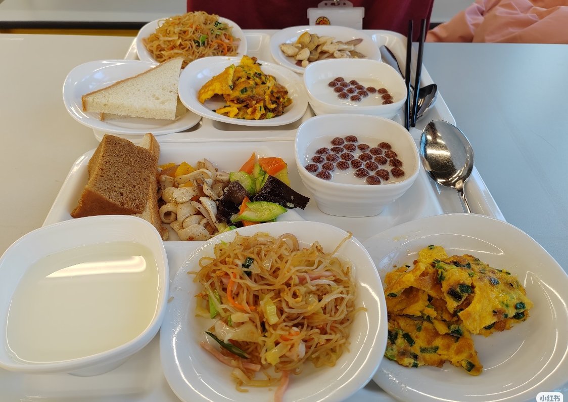 开学第一周，胃简直是满汉全席！爸妈怕你在学校饿着，天天变着花样做好吃的。红烧肉、