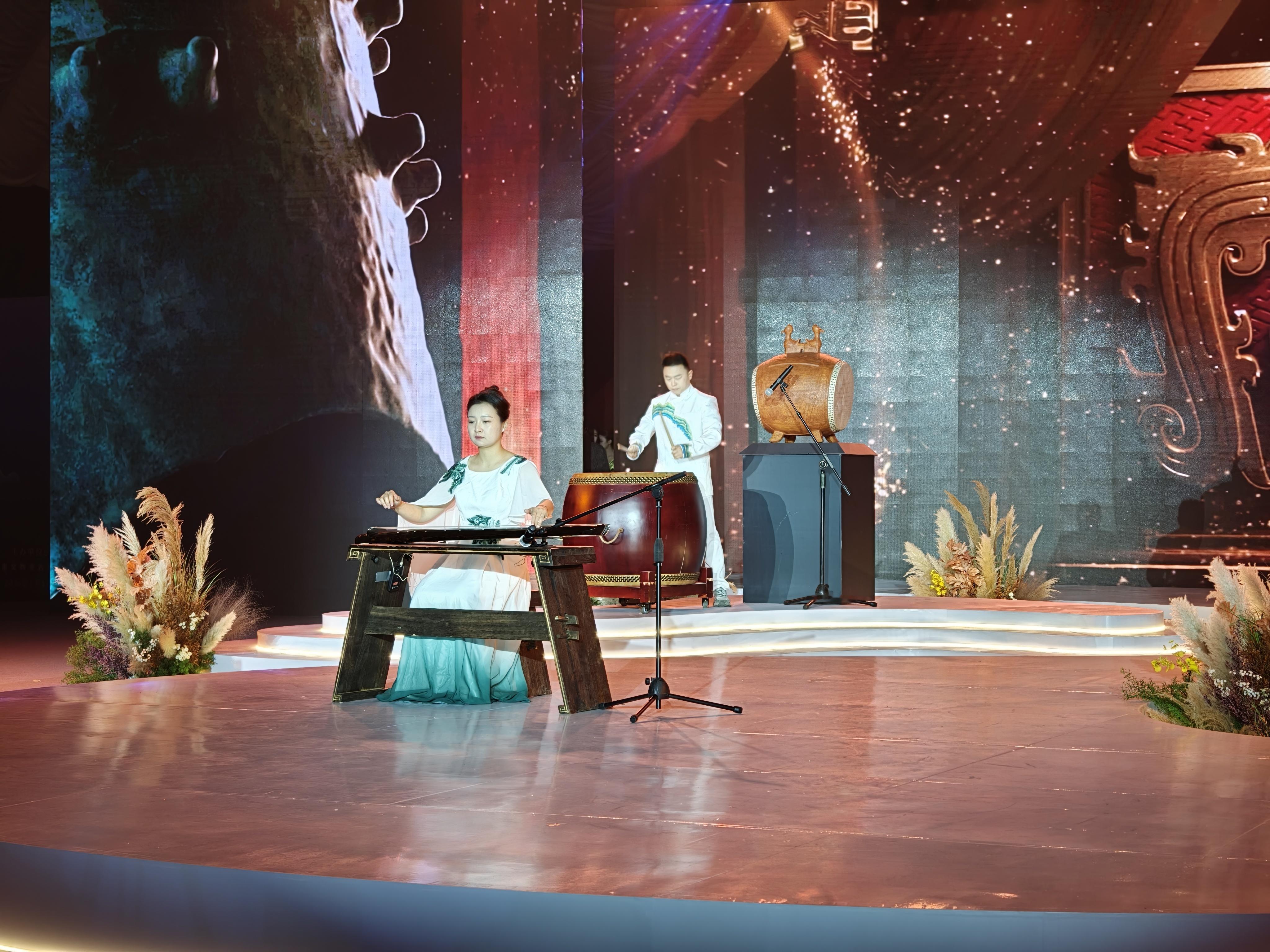 首届郑州考古文创雅集绝美开场《天地之中》灯光秀以光影为墨，在古城墙绘就时空长卷，