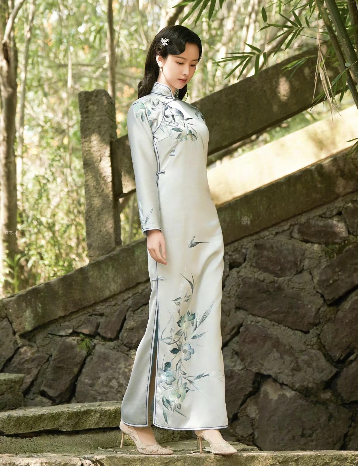 你见过最性感的女生有多性感优雅旗袍，竹林漫步，古典韵味，尽显东方之美。