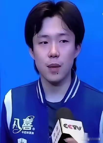 刚看完王楚钦全运会那场决赛的采访，我印象最深的不是他撞球台的那个瞬间，而是他赛后