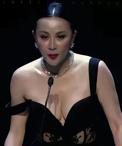 很多人心里一直有个解不开的疑惑。
同样是女性隐私部位，普通人日常遮得严严实实，生