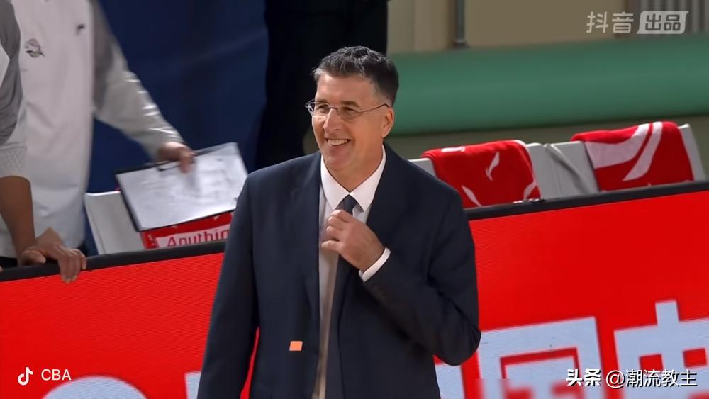 都说别德夫·格兰在玩“平均主义”，可看看他那份顶薪合同，里面写得明明白白：带队进