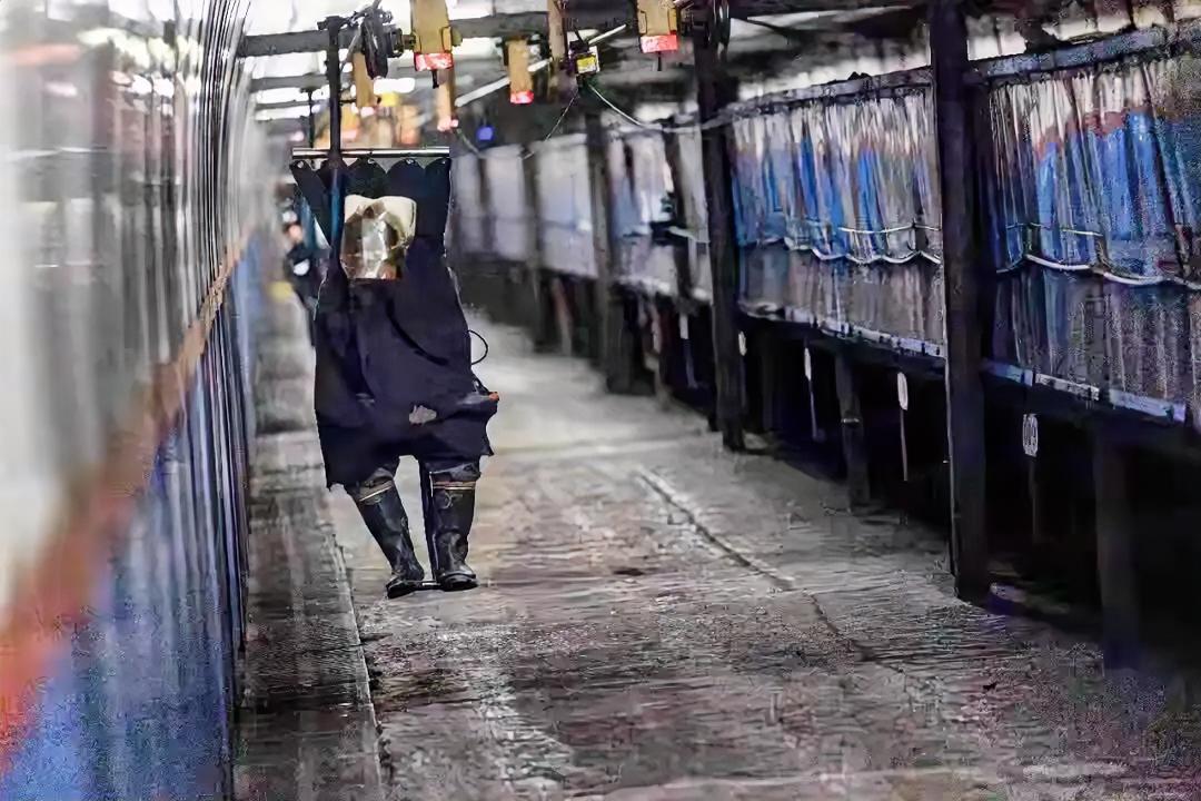 井下禁用劳务派遣工，一纸禁令只是起点
 
煤矿井下，是离危险最近的岗位。山西出台