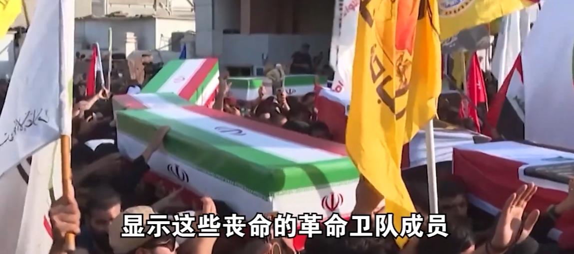 7月31日，伊朗媒体公开边境迎接画面：覆盖伊朗国旗的棺木经两伊边境口岸运回国内，
