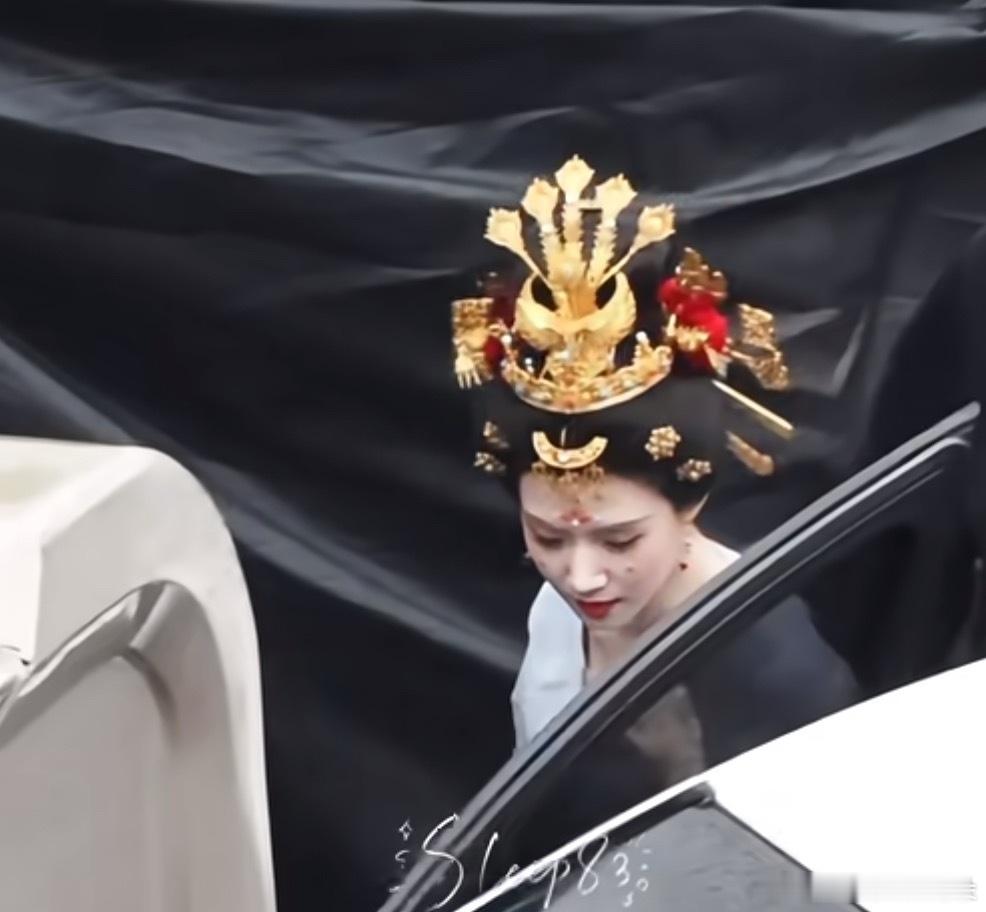 卢昱晓《何不同舟渡》大婚的造型跟田曦薇子夜归里的很像。 