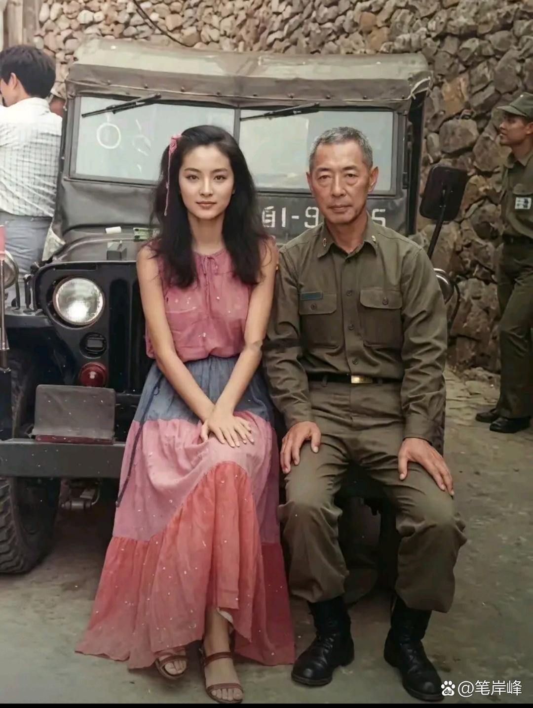年轻时的林青霞很漂亮，长得很端庄大气，没一点男生像。身材也好，高挑纤细，笑容明媚