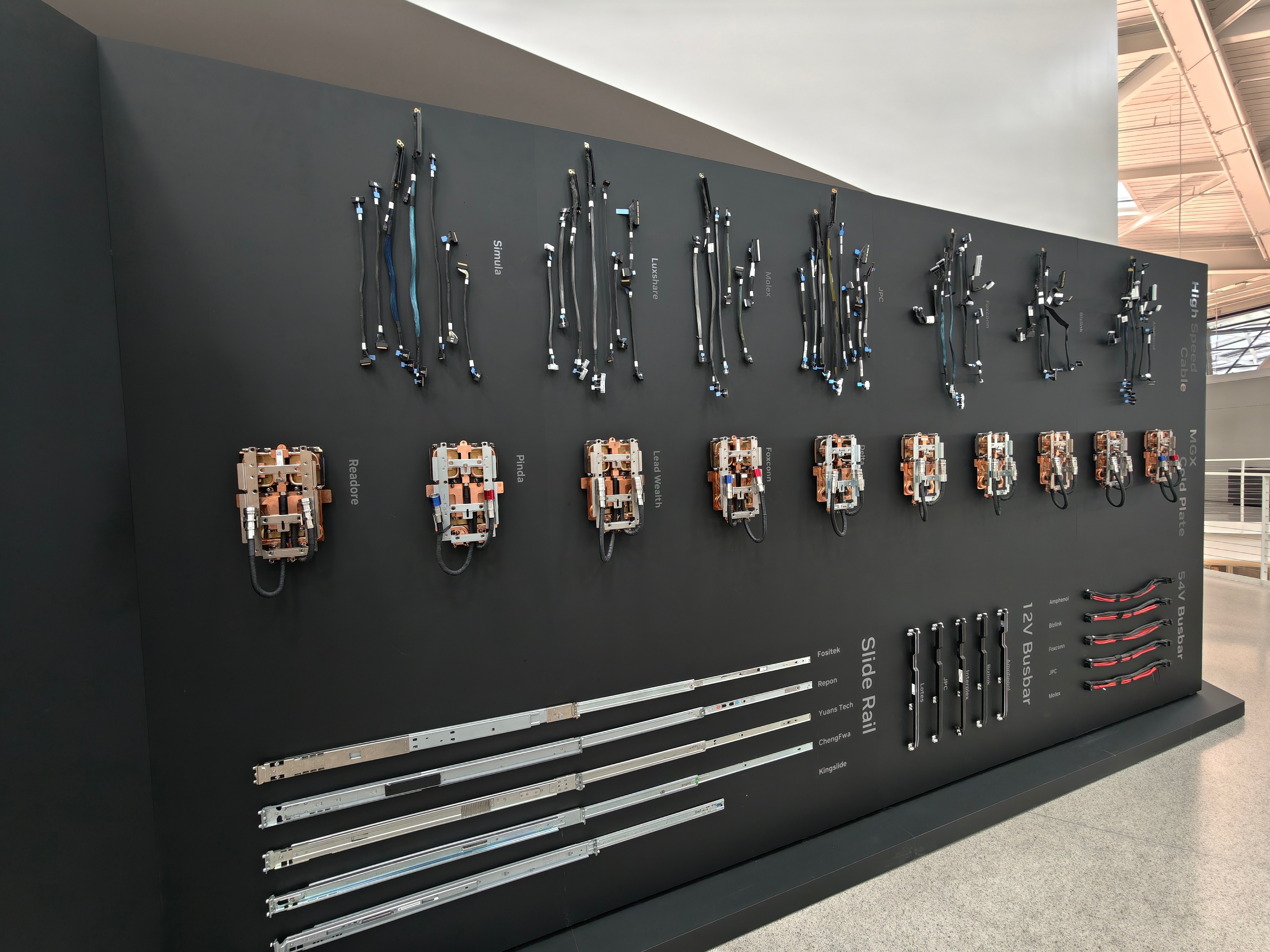 连灌两杯冰美式，再整了一顿湘菜，才顶的住这个时差……接着打卡完宇宙第一大厂。没想