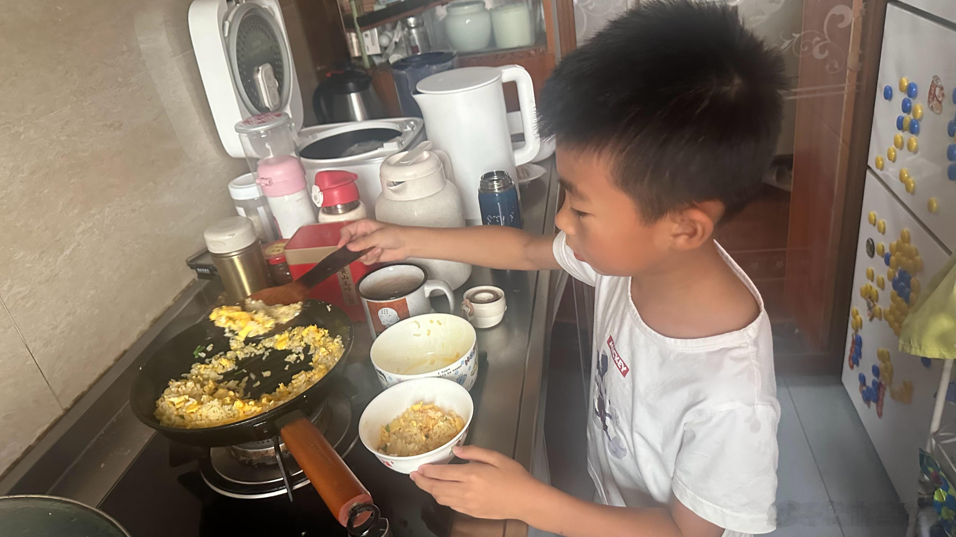 父亲节，囡囡起床后为爸爸做了杯爸爸最爱的冰美式。中午学做蛋炒饭，炒白菜。凹婆做了