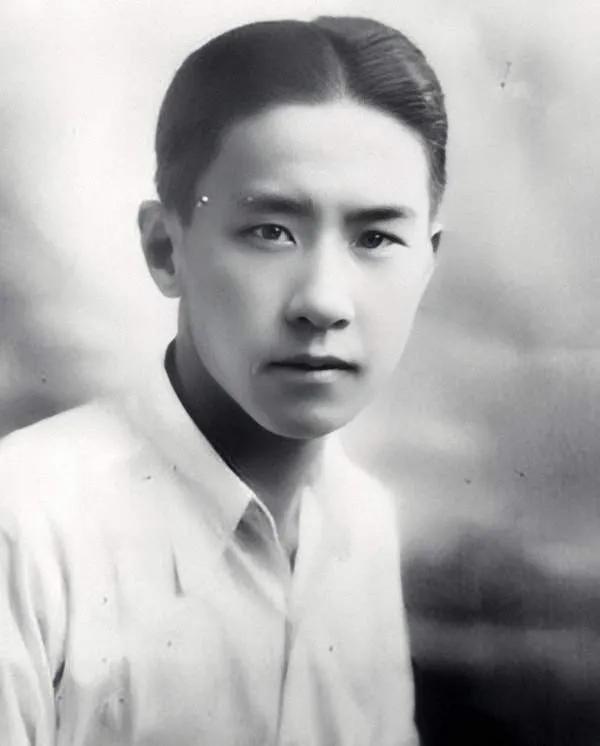 1907年，慈禧太后在宫中举办72岁寿宴，袁世凯携子出席。当慈禧瞥见十七岁的袁克