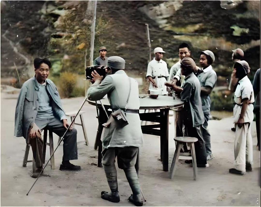 1943年，著名摄影师吴印咸正在为毛泽东拍照。吴印咸(1900-1994)中国著