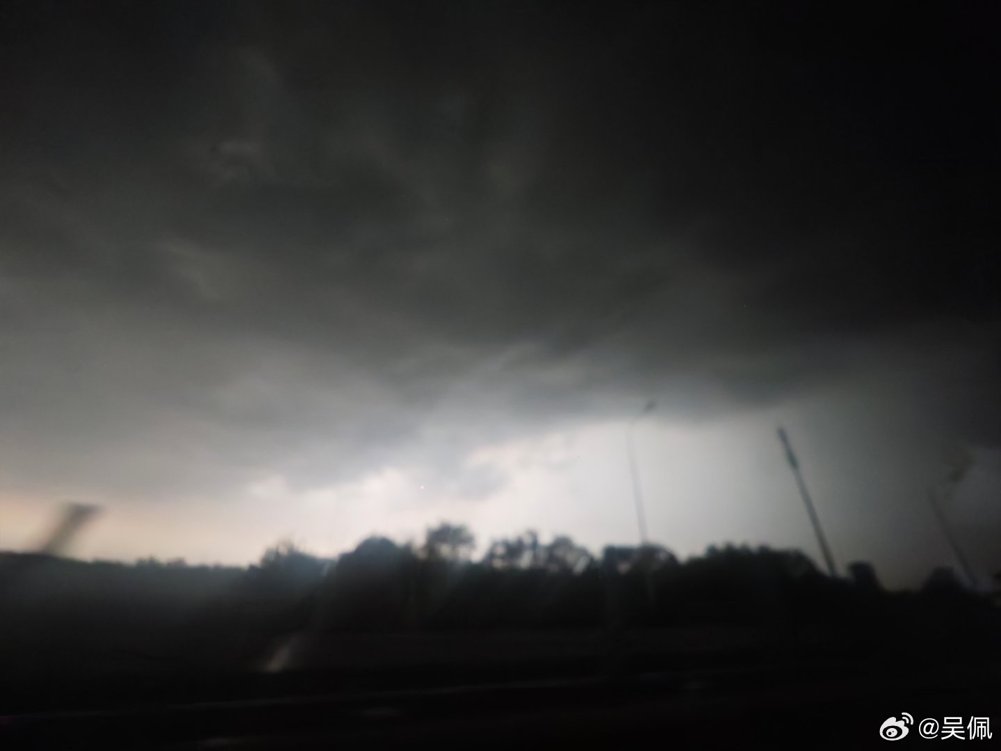 好可怕，冰雹把车子打得噼里啪啦响……溪云初起日沉阁，山雨欲来风满楼。 ​​​