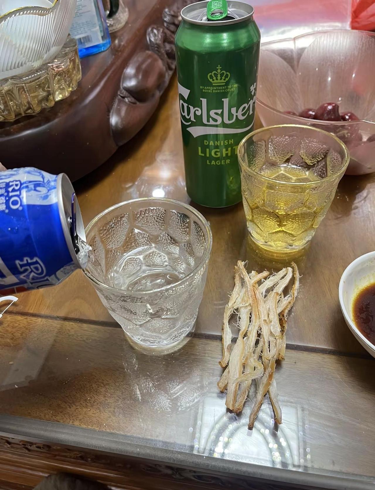 酒杯里有今天的情绪，也有明天的期许。微微醺  浅浅醉  强爽后劲真大