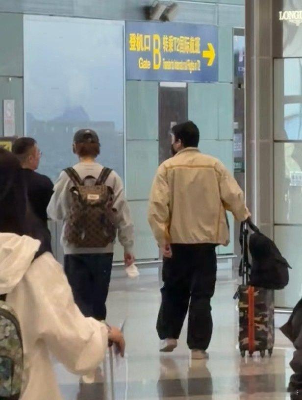 鹿晗耳蜗钉鹿晗打了耳蜗钉 家人们快看！鹿晗耳蜗钉造型也太鲨疯了吧！耳钉在阳光下折