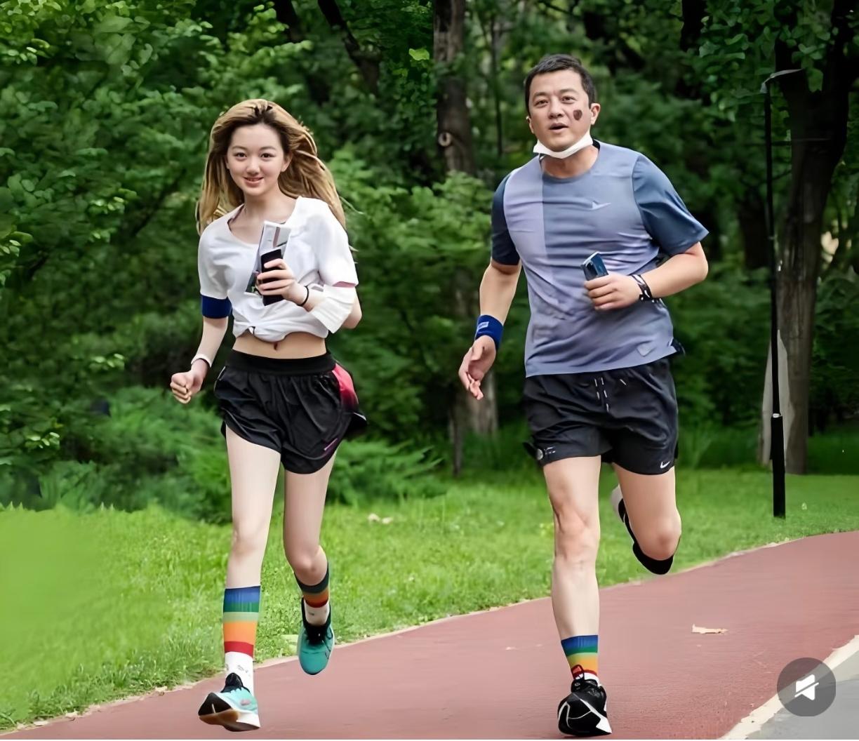 当全网都在吐槽李亚鹏的时候，
当王菲，和前妻海哈金喜都离开李亚鹏的时候，最暖的那