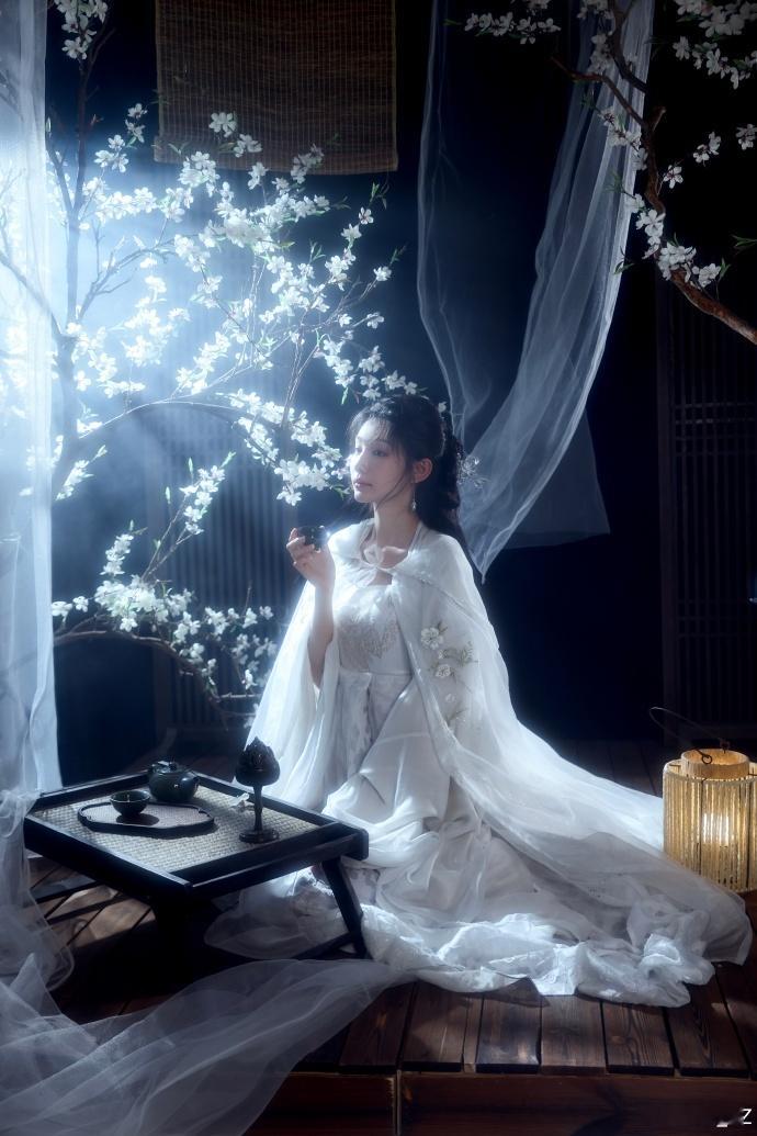 张南梨花写真神女降临  纯白色的纱裙，披肩的长发，张南梨花写真神女降临，温柔之中