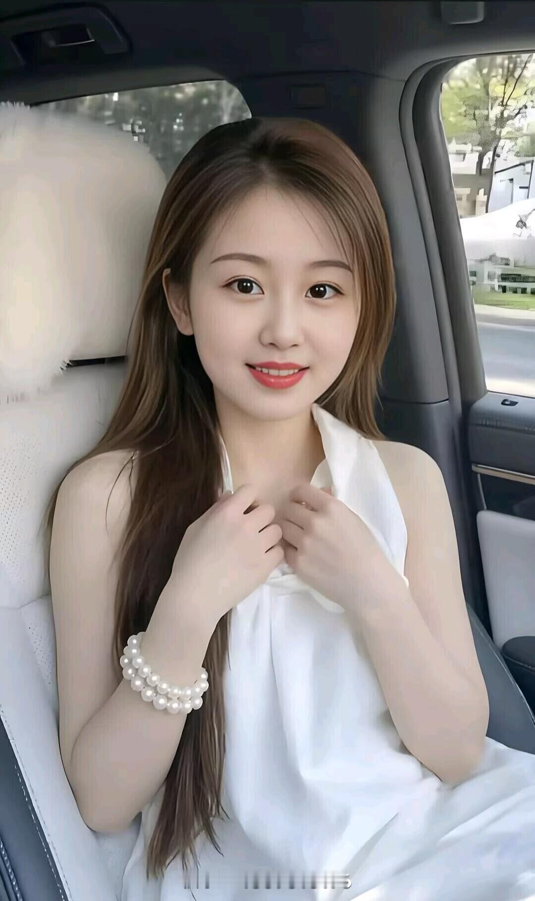 甜美少女在车内自拍，珍珠手链点缀，清新自然。