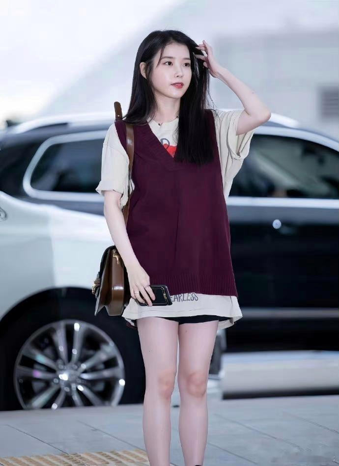李知恩（IU）的腿居然是粉嫩色，太喜欢😍 ​​​
