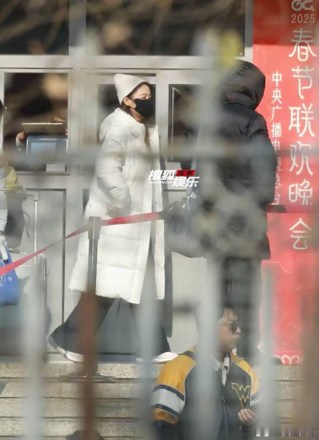 陈丽君蛇年央视春晚第四次联排  春晚联排如火如荼，陈丽君活力四射与粉丝亲密交流，