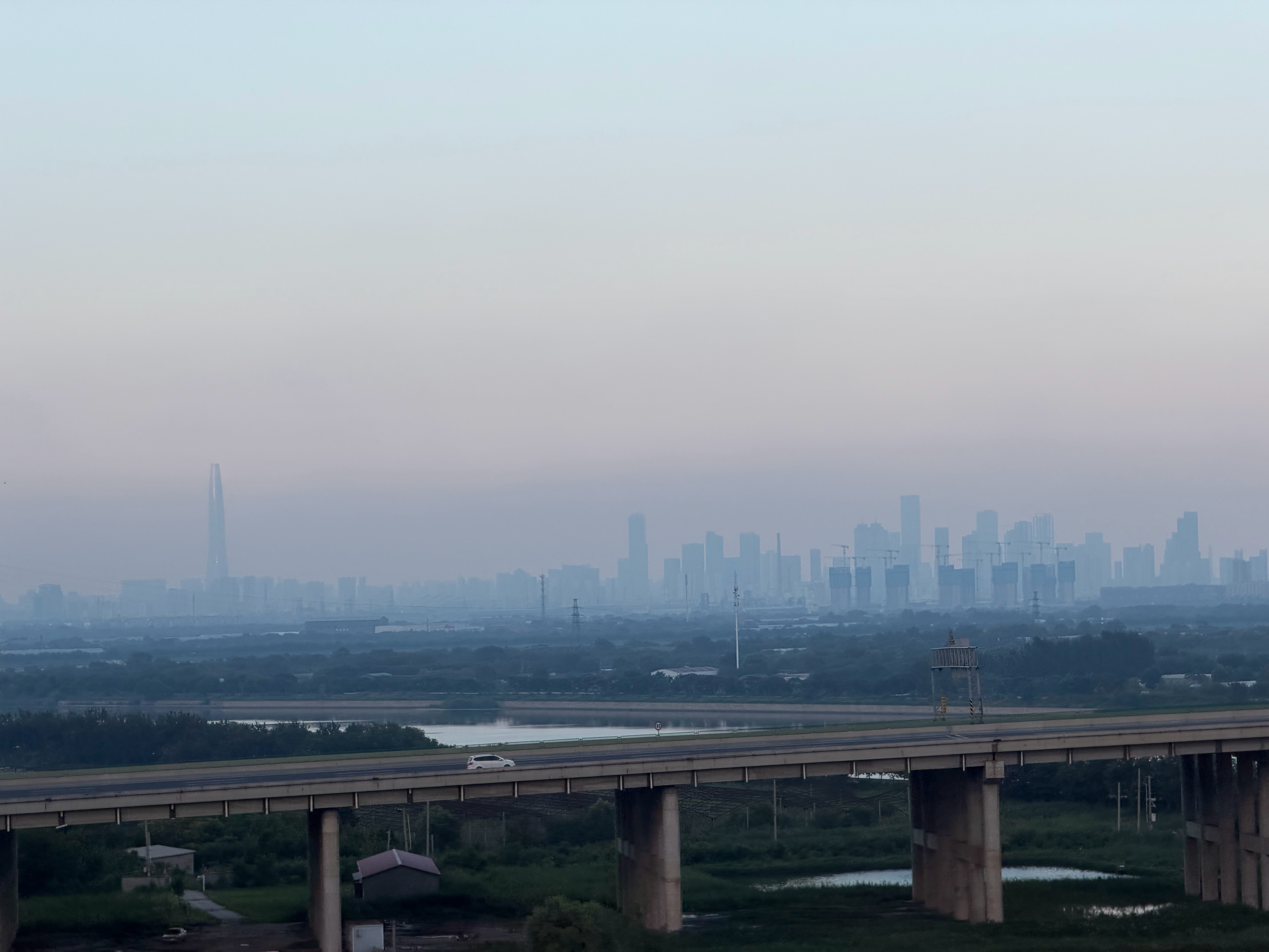 每次路过滨海大桥的最高点，远眺天津市滨海新区，都会感叹这东西真漂亮～ 天津·滨海