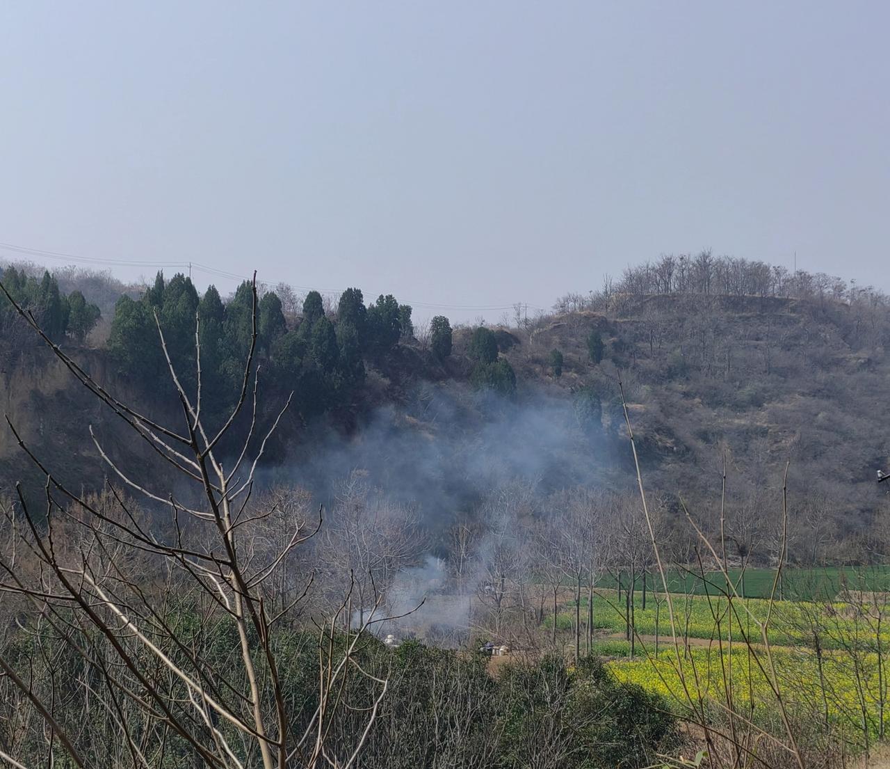 一朋友，早几年做自媒体，始终不死不活的，勉强吃上饭。
忽一天，他决定改行销售红酒