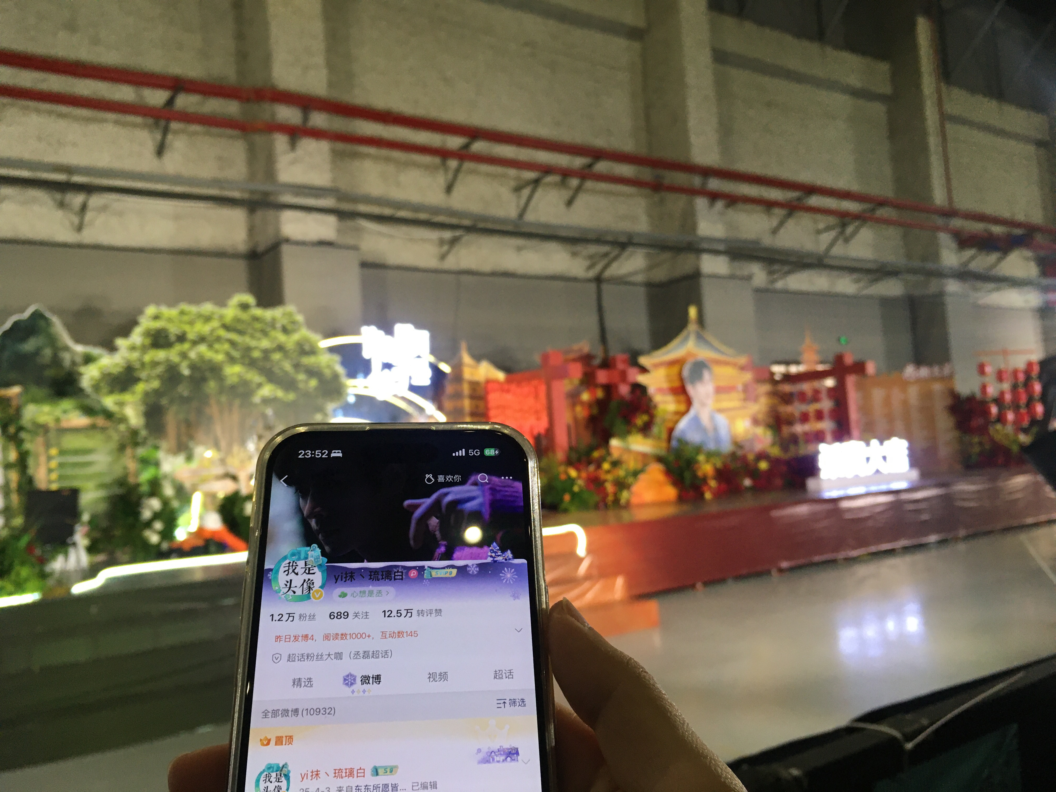 在广场逛啊逛啊，全是杀青现场的图频。居然也已经陪伴了七部戏的开机与杀青。从未能到