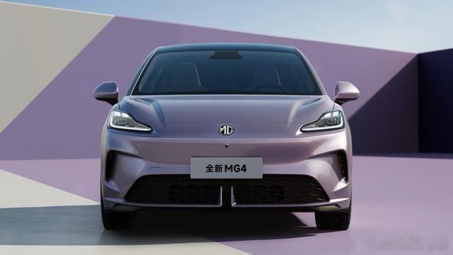 家人们，全新名爵MG4 EV官图发布啦！🚗 新车基于上汽星云纯电架构打造，定位