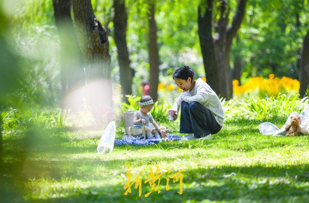 连日来，泉城济南持续被热浪“包裹”，最高气温突破30℃，不少市民不再“蛰伏”于密