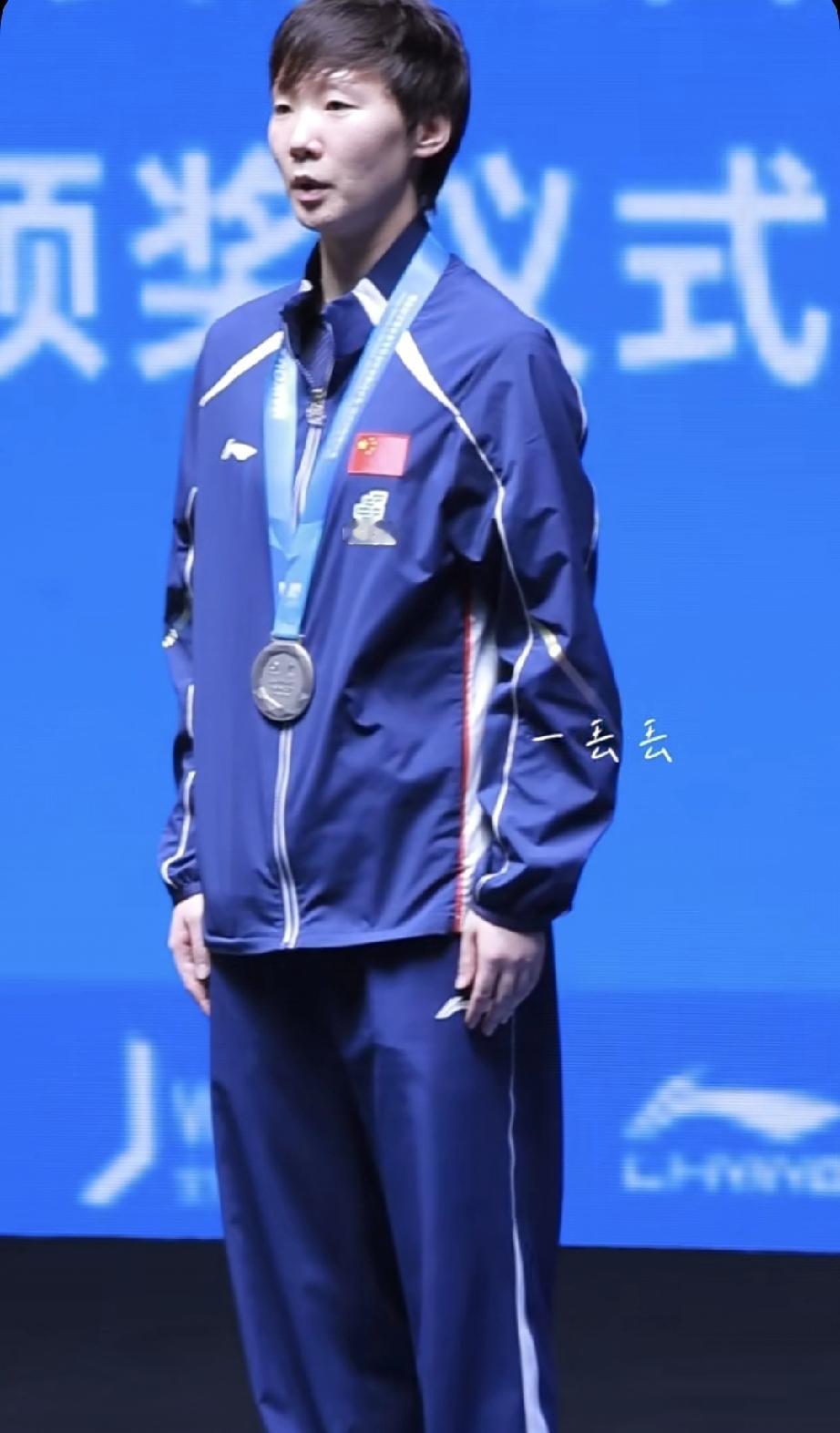 是唱国歌时一定会立正站好，板板正正的站在海口亚洲杯领奖台上的王曼昱。
王曼昱是一