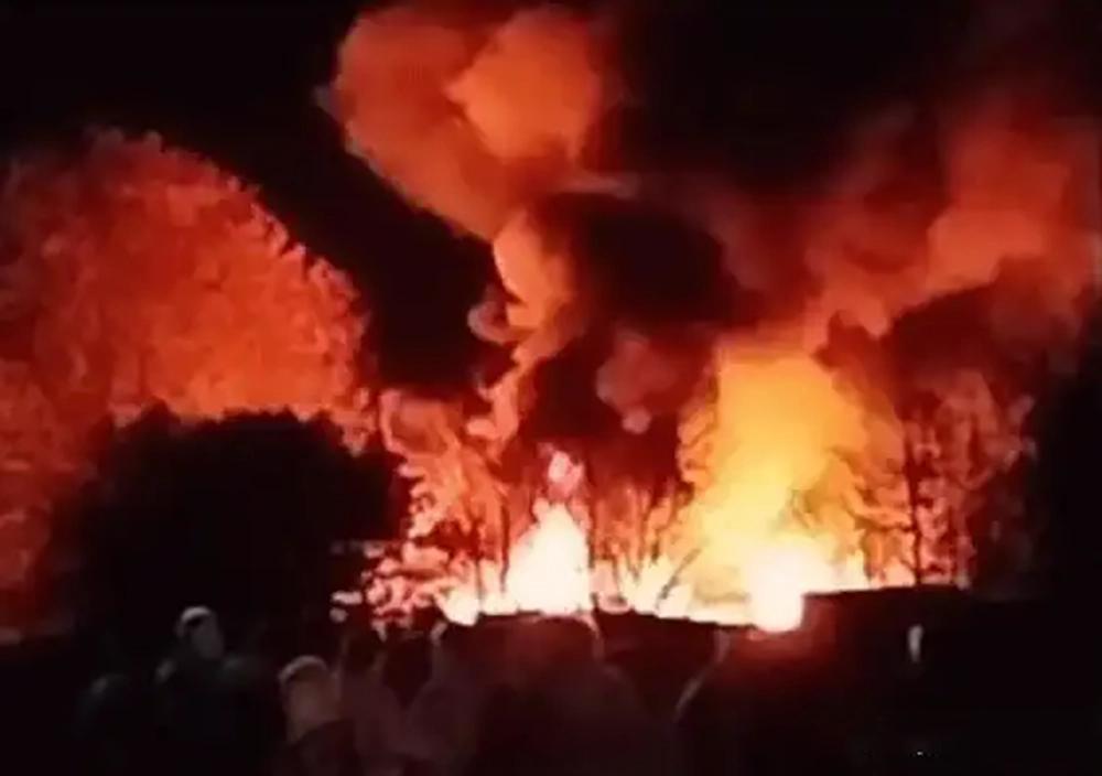 俄一军用飞机坠毁6人死亡9月29日，俄罗斯远东阿穆尔州发生军用飞机坠毁事故，俄国