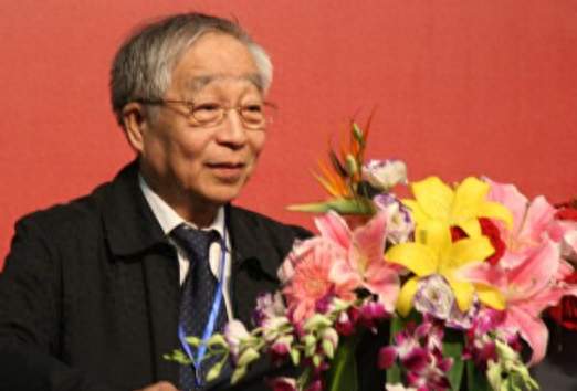 浙大教授因一头银发出圈，网友玩梗的背后藏着不一样的学者模样