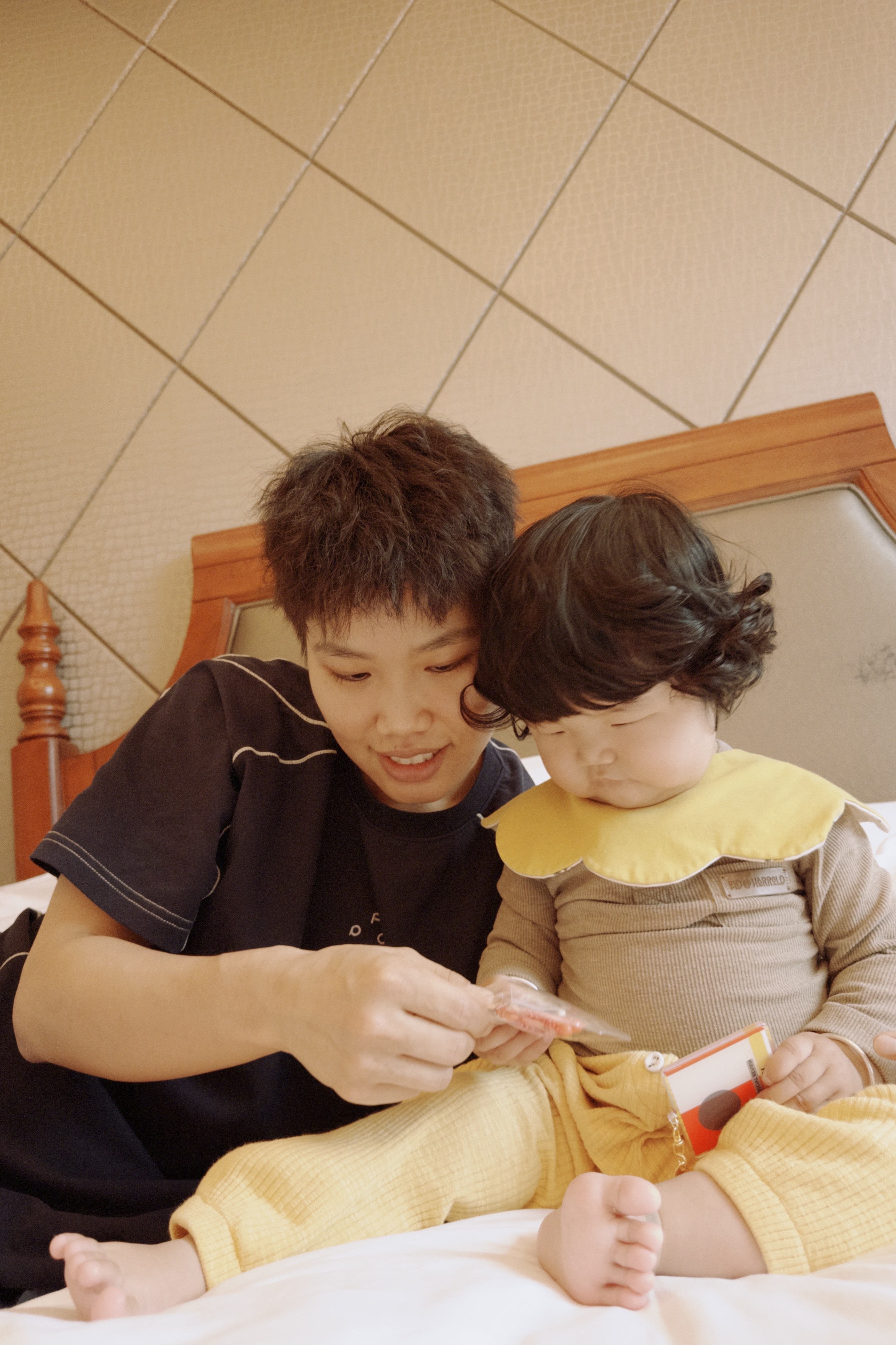 yomi和小黄干妈又见面啦桃子姐🍠：她们两个好像有什么秘密🤫👀 好好休息 