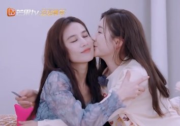 陈梦亲了黄圣依陈梦你把黄圣依姐姐都亲了，好羡慕美女贴贴， 真双厨狂喜！陈梦好害羞