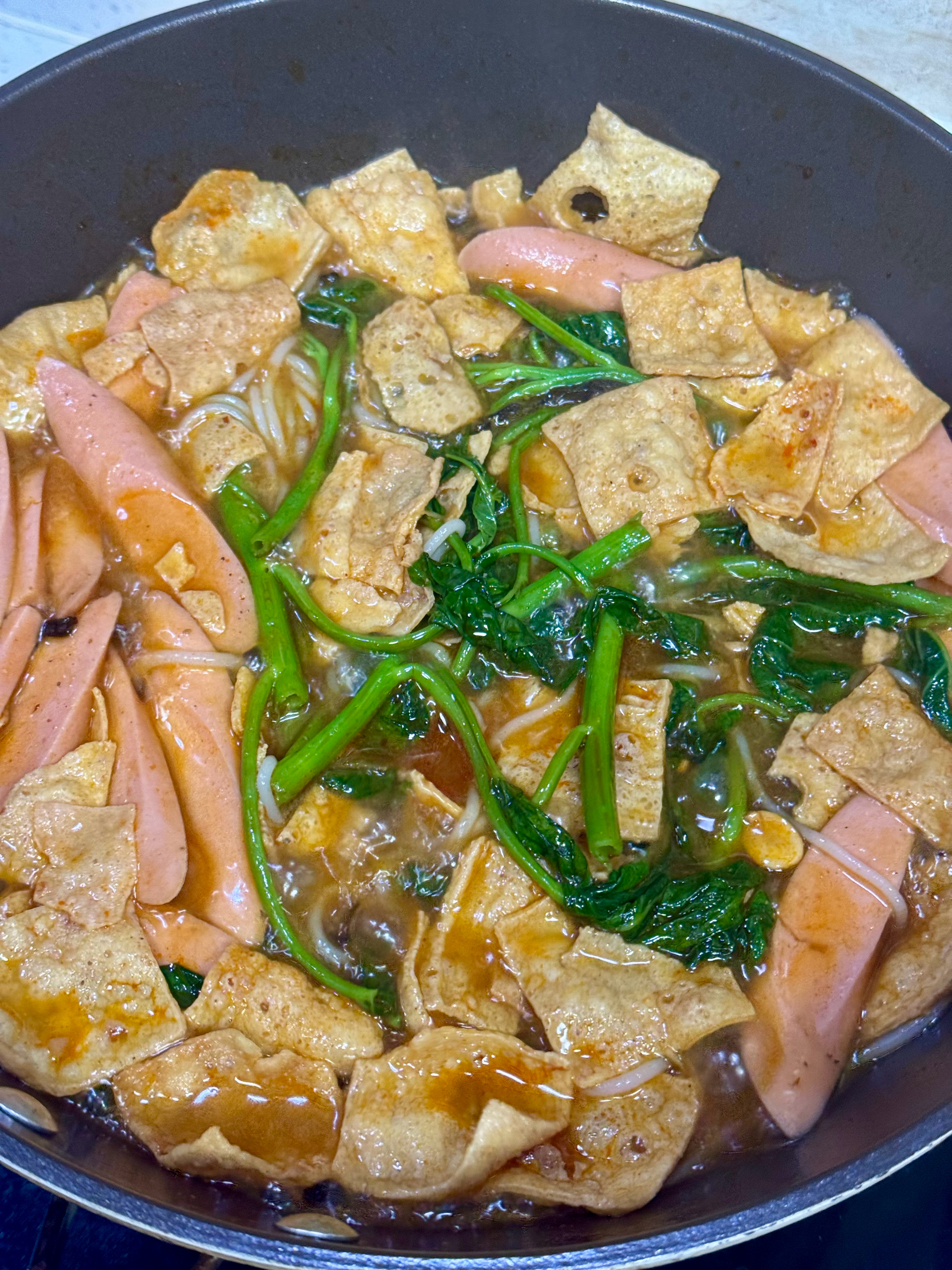 前几天跟朋友说到煮螺蛳粉，才知道原来大家煮这种袋装螺蛳粉的方法都不一样。我一直都