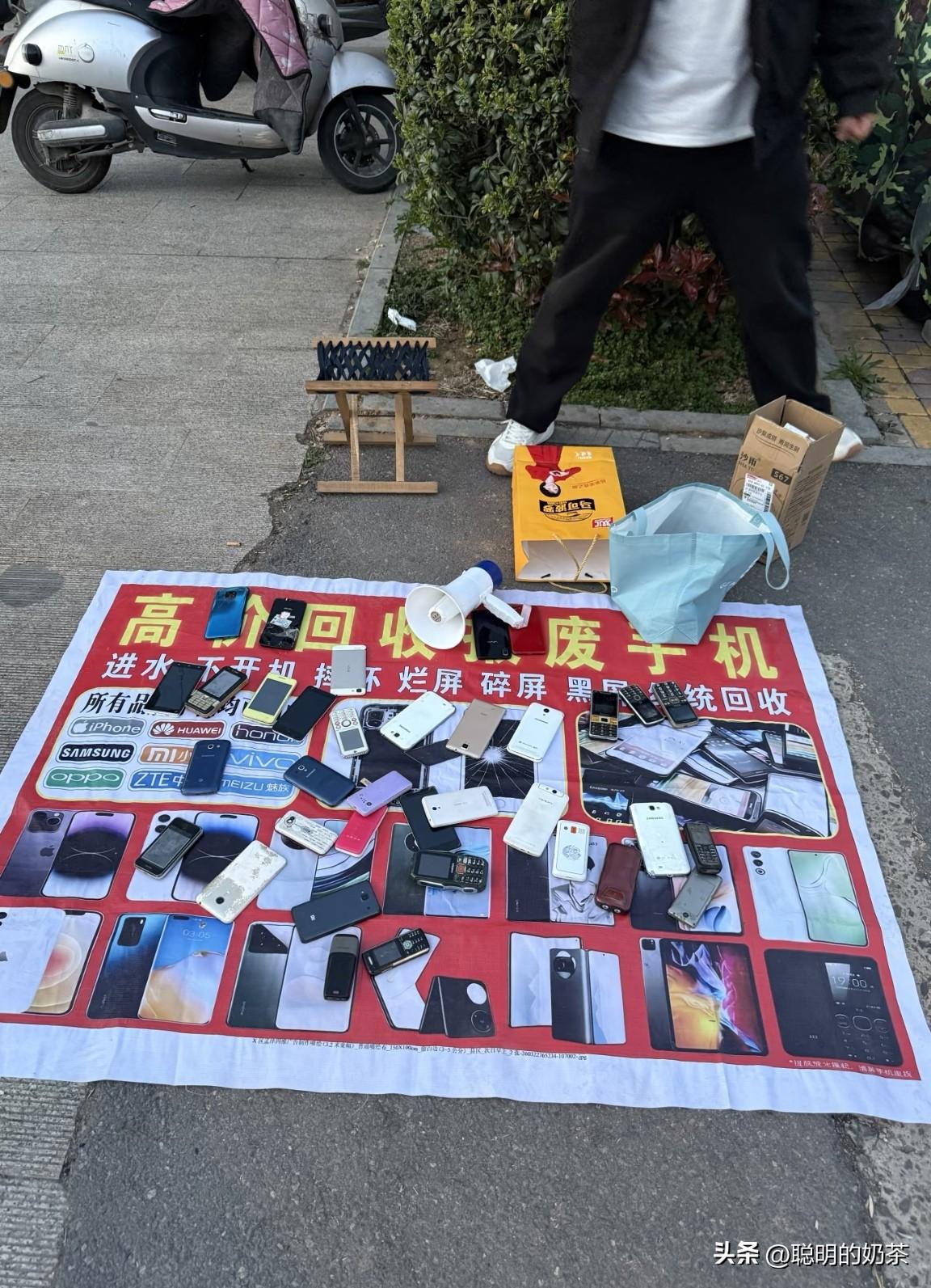 不知道什么原因突然市面上多出了好多收旧手机的，也不知道这些旧手机拿回去有什么用途