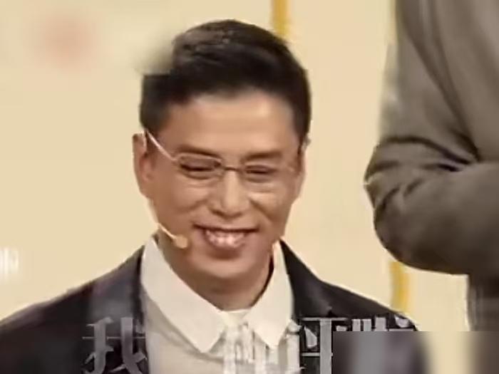 他的抖落真相比郭德纲还敢说，早就不怕被封。敢讽刺官场潜规则、职场荒唐，用一句萝卜