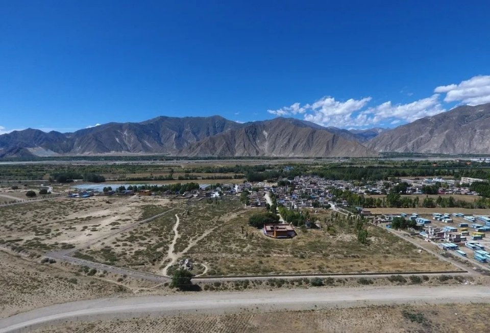 拉萨温江多吐蕃遗址，位于曲水县才纳乡才纳村庞古组东南，北、东、南三面均为山峰，西