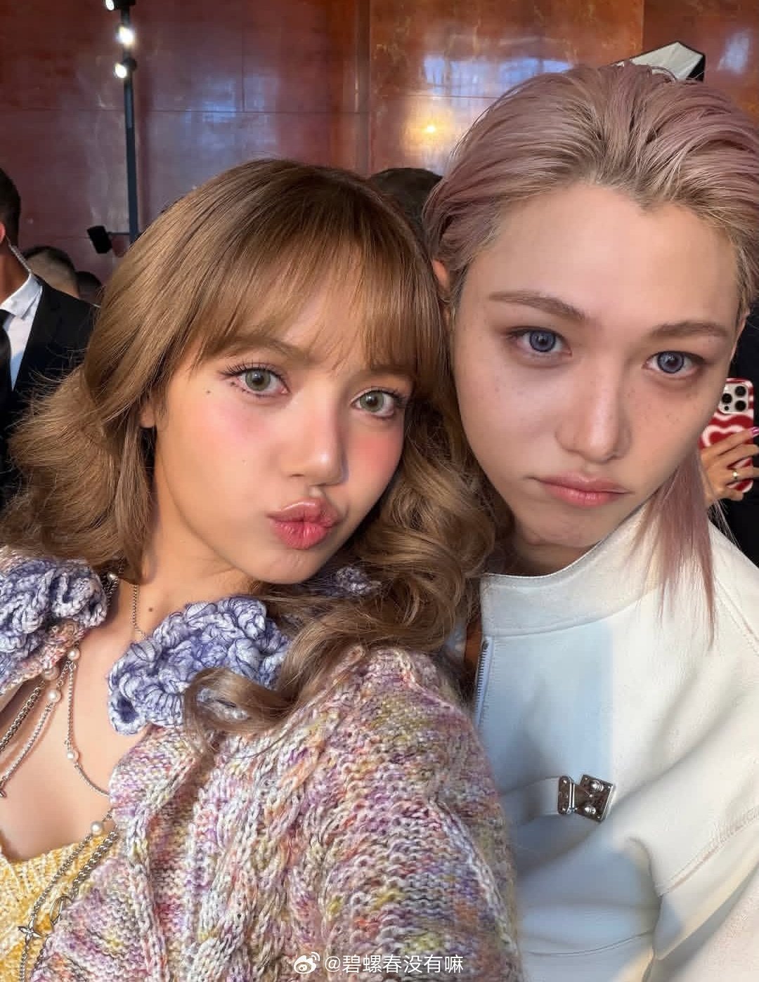 Lisa X Felix 在lv秀场的合照互动特别萌的两位Lisa李龙馥秀场合照