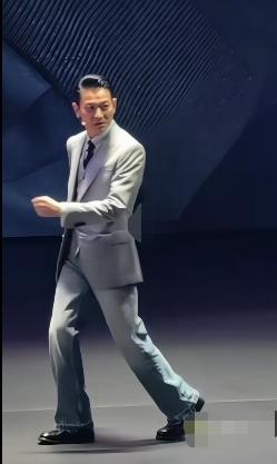 天王巨星刘德华亮相华为发布会，他的良好形象代言华为真是太适合了。在娱乐圈刘德华可
