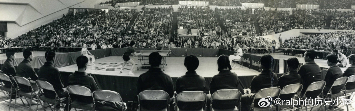 1972年4月中国乒乓球队在美国底特律全美棒球协会主场Cobo体育场举行的友谊赛