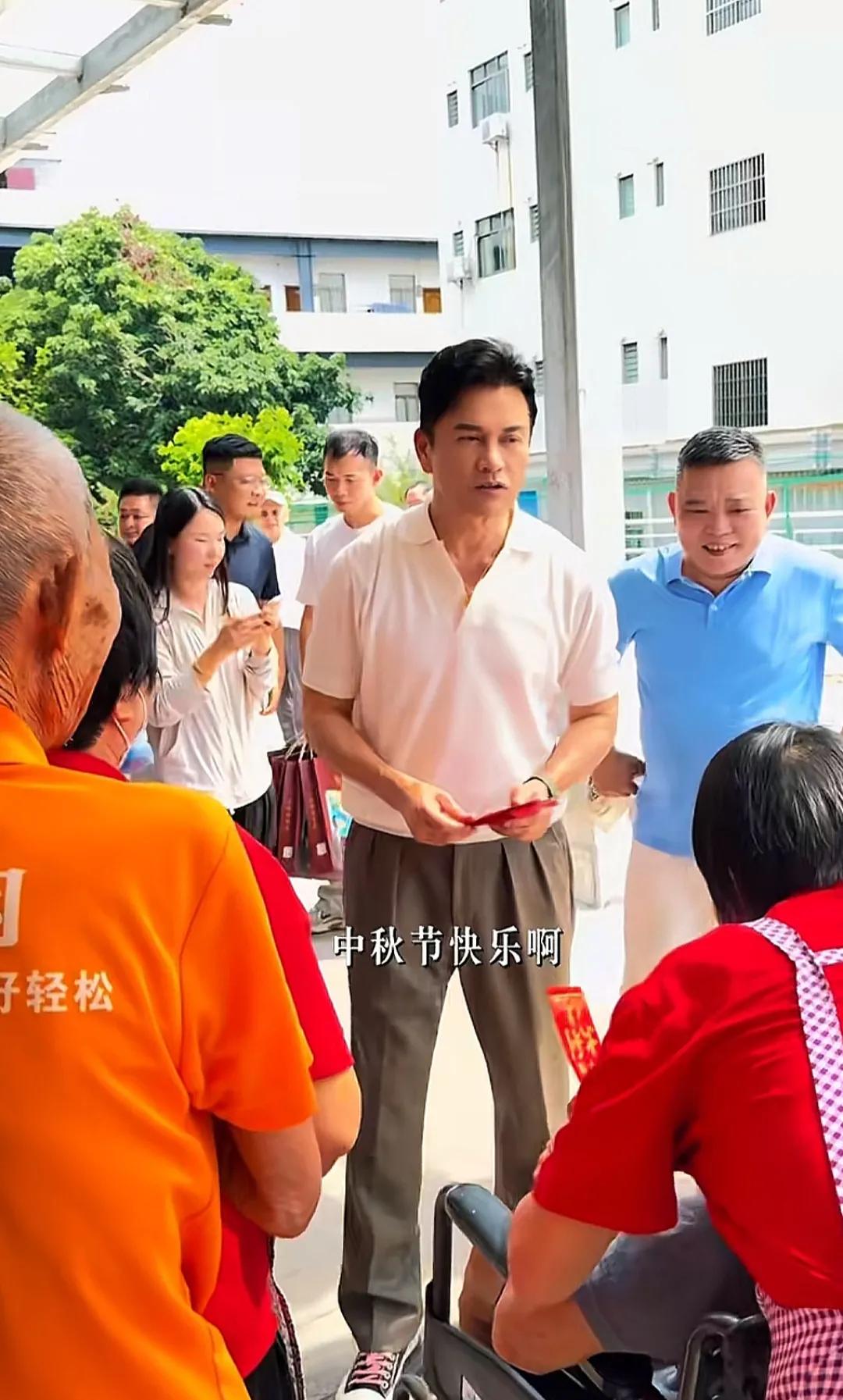 70岁吕良伟携弟弟回到老家廉江，到访当地敬老院，给老人们派发红包及中秋节礼物慰问