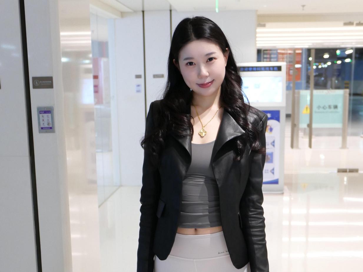 『半窗月痕·临江仙·都市飒姿』
 
黑革裁成轻飒影，柔丝绾就芳华。素裤垂腰衬纤嘉